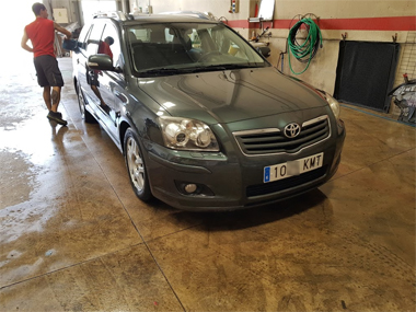 Toyota Avensis veing valeted before delivery Toyota Avensis